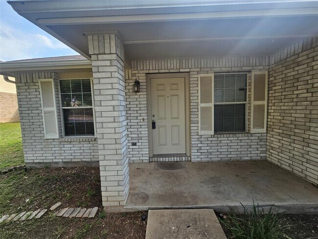 Building Photo - 201 Bluebonnet Tr