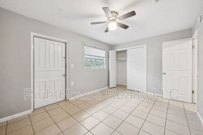 Building Photo - 907 Center Ave