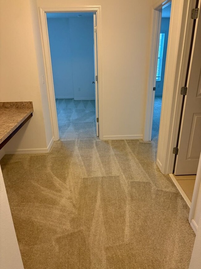 Building Photo - IMMEDIATE OCCUPANCY !!! LARGE// 5 Bedroom ...