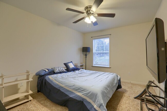 Building Photo - Furnished 3 bedroom townhome