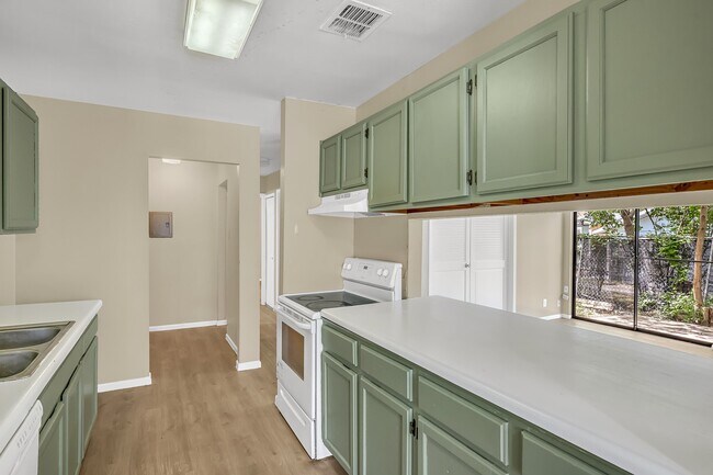 Building Photo - 1325 Bayou Dr