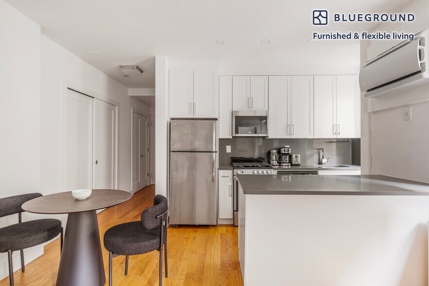 Building Photo - 10 W 65th St