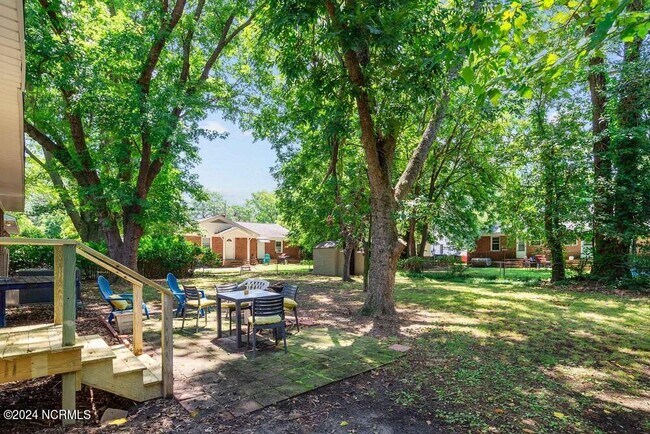 Building Photo - 1306 E 1st St