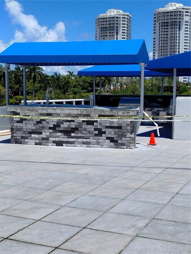 Building Photo - 3625 N Country Club Dr