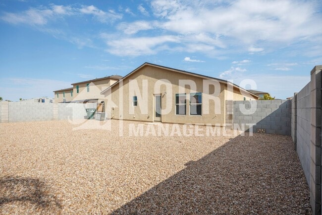 Building Photo - Newer Home in a Great Location to the Freeway