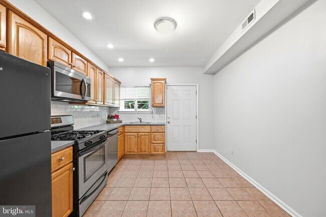 Building Photo - 928 N Bambrey St