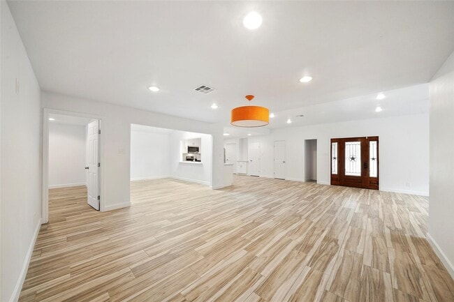 Building Photo - 914 Coachlight Dr