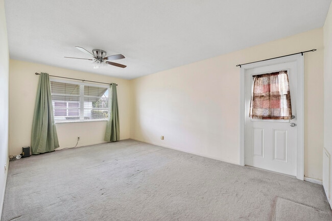 Building Photo - 212 W High Point Terrace