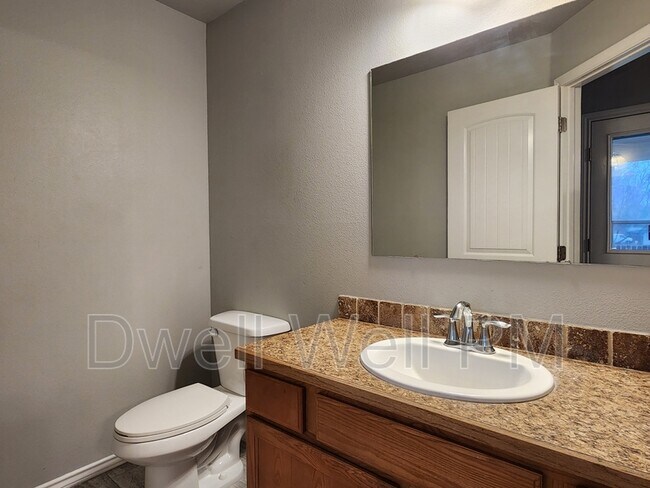 Building Photo - 912 E Georgia Ave