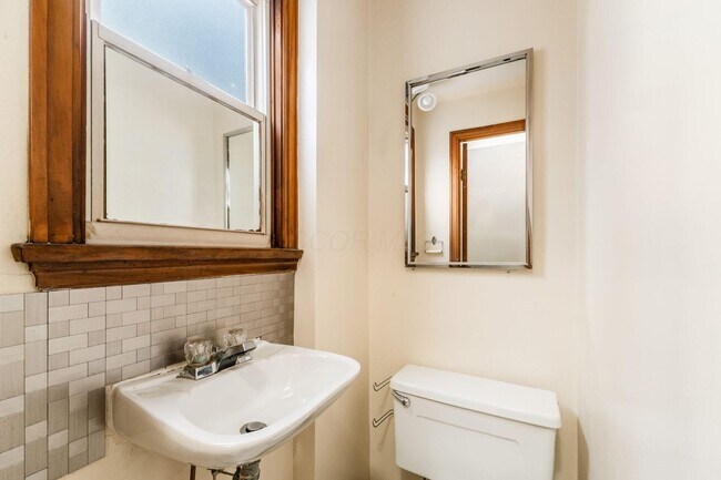 Building Photo - 683 S Roosevelt Ave