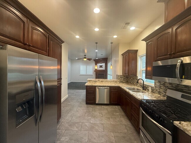 Building Photo - ***JUST REDUCED!!!*** 2-Bedroom, 2-bathroom single level home located in Country Club Villas in L...