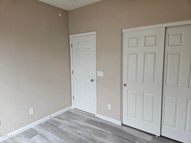 Building Photo - 7836 W Rock Springs Dr