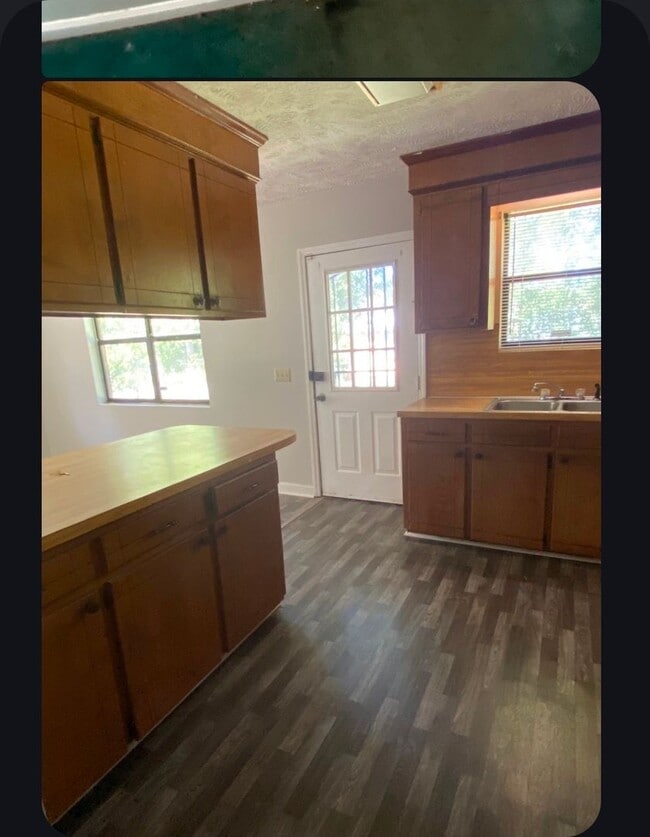 Building Photo - 3 bedroom with 2 bath brick home located i...