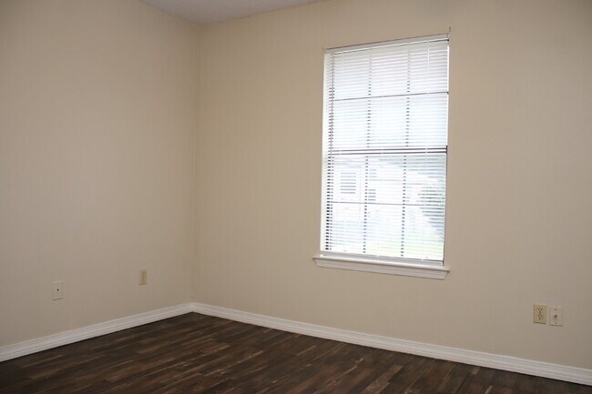 Building Photo - Spacious 4-Bedroom, 2-Bath Brick Home with Vaulted Ceilings, Fenced Yard, and Large Patio