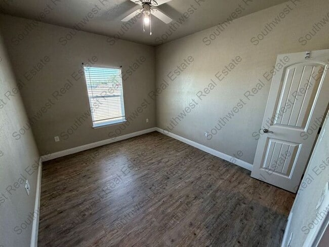 Building Photo - Spacious 1 bedroom 1 bath Apartment