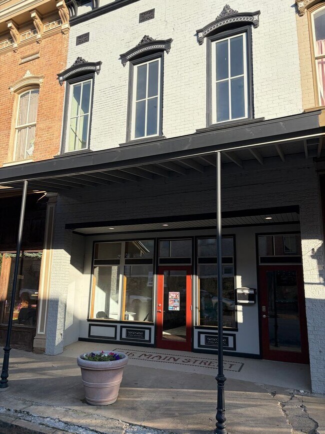 Building Photo - 616 Main St