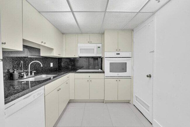 Building Photo - 400 Kings Point Dr