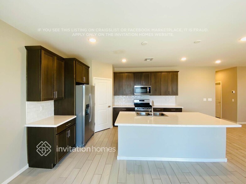 Building Photo - 40581 W Sunland Dr