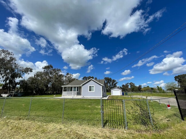 Building Photo - REMODELED 3BD/2BA WITH 1 CAR GARAGE