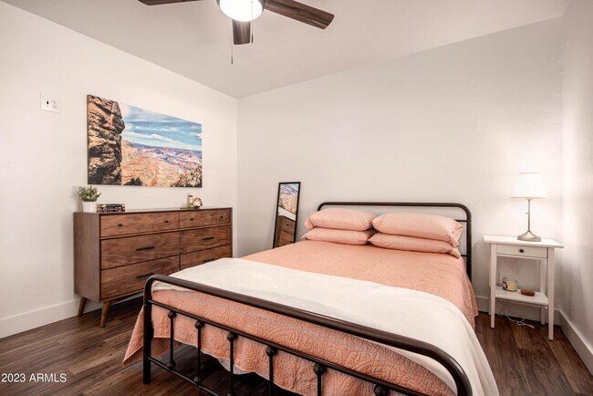 Building Photo - 1301 W Glenrosa Ave