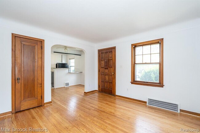 Building Photo - 1587 Leroy St