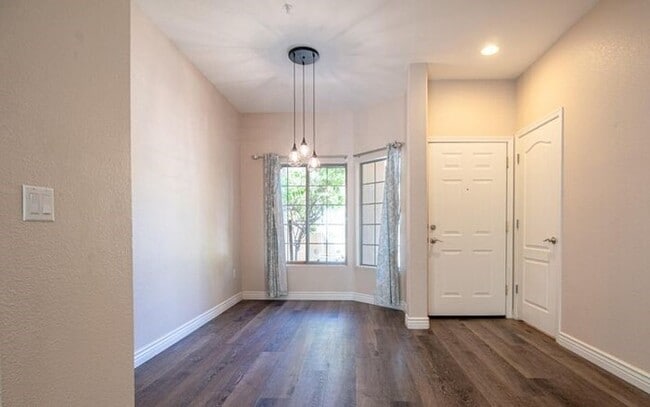 Building Photo - Gorgeous 2/2.5 condo for rent in Scottsdale.