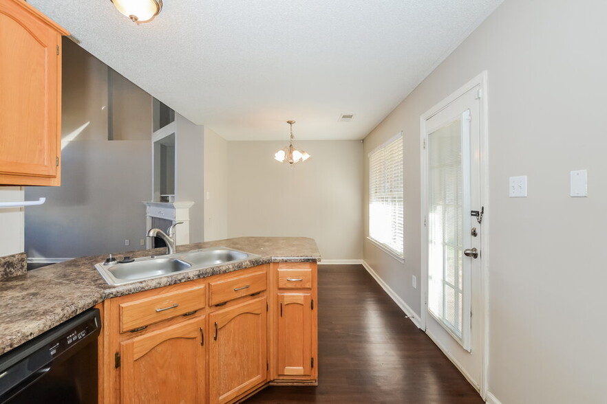 Building Photo - 9761 Dogwood Ct W