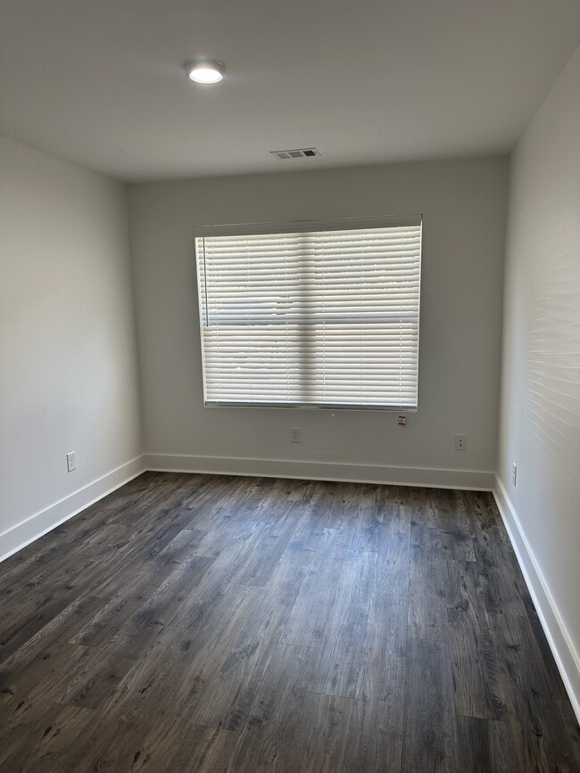 Building Photo - 535 S Forest Ave