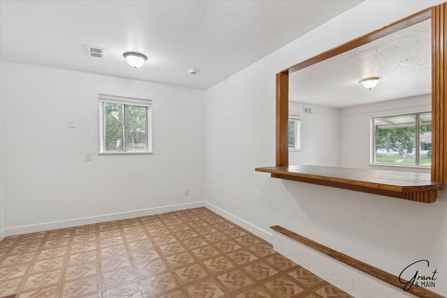 Building Photo - 2 bedroom $1300