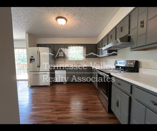 Building Photo - MOVE IN READY! Spacious 4 bed/2.5 bath spl...