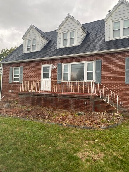 Side Entrance - 190 Clover Pl