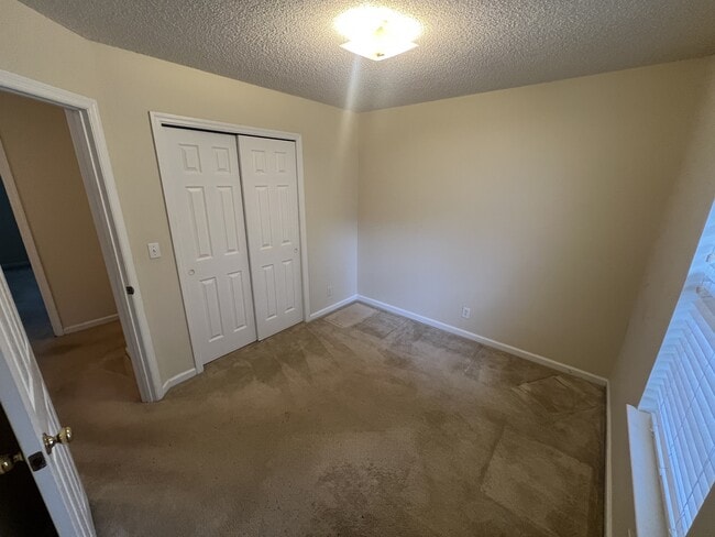 Building Photo - 204 Hawkridge Pl