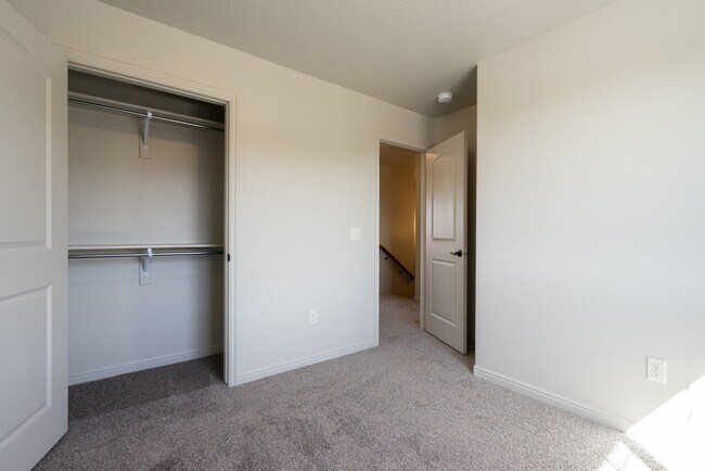 Building Photo - Comfortable Townhome Living with Pool Access