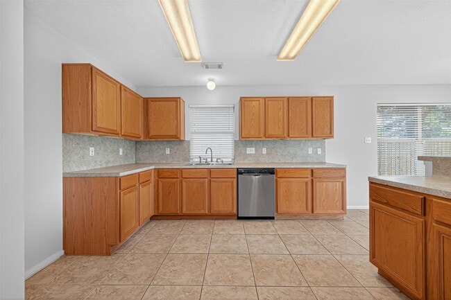 Building Photo - 16414 Sylvan Dale Dr