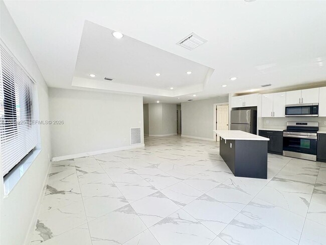 Building Photo - 2518 NW 9th Pl