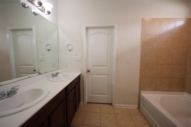 Building Photo - 2929 Harvester Ln