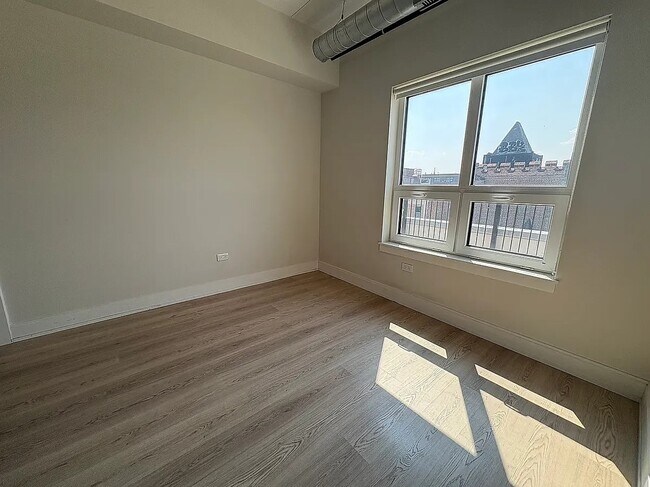 Building Photo - 943 W Belmont Ave