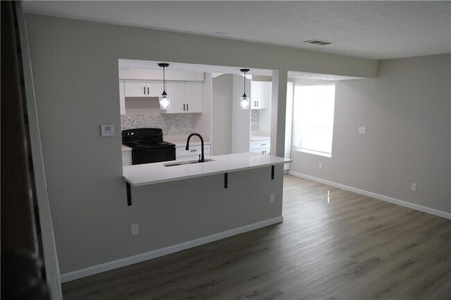 Building Photo - 1321 Surrey Ln SW