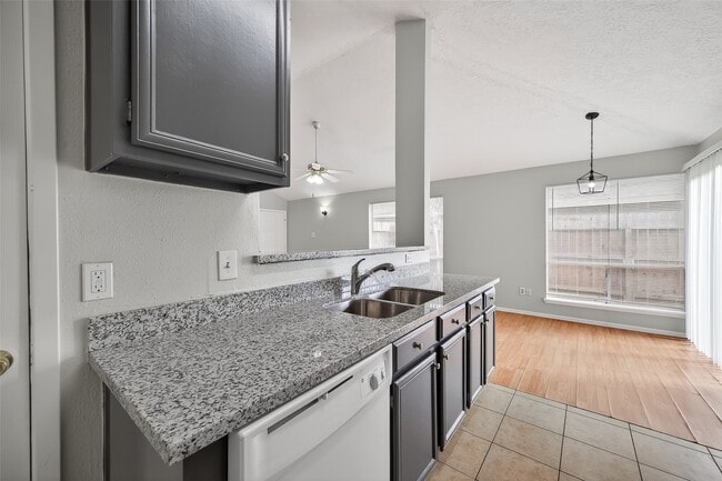 Building Photo - 5205 Beaverbrook Dr