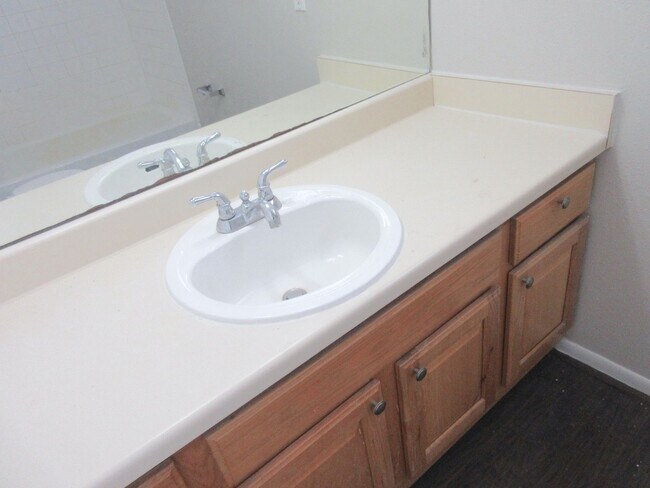 Building Photo - Spring Branch Condo