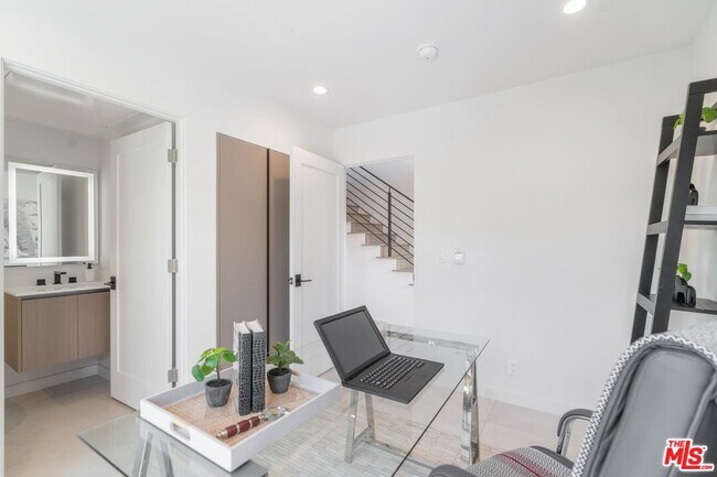 Building Photo - 857 N Detroit St