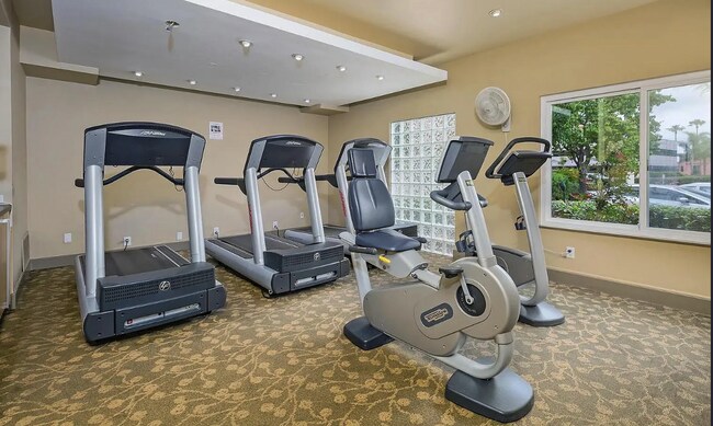 Building Photo - $2,900 - 2 Bedroom, 2 Bathroom Condo in the Heart of UTC La Jolla