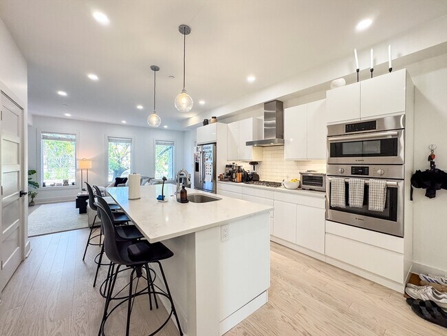 Building Photo - 231 Maverick St