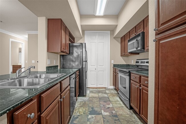 Building Photo - 7575 Kirby Dr