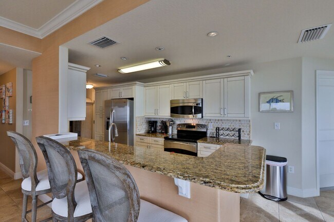 Building Photo - Oceanfront Condo 2 bed/ 2ba Beautifully Decorated and Furnished