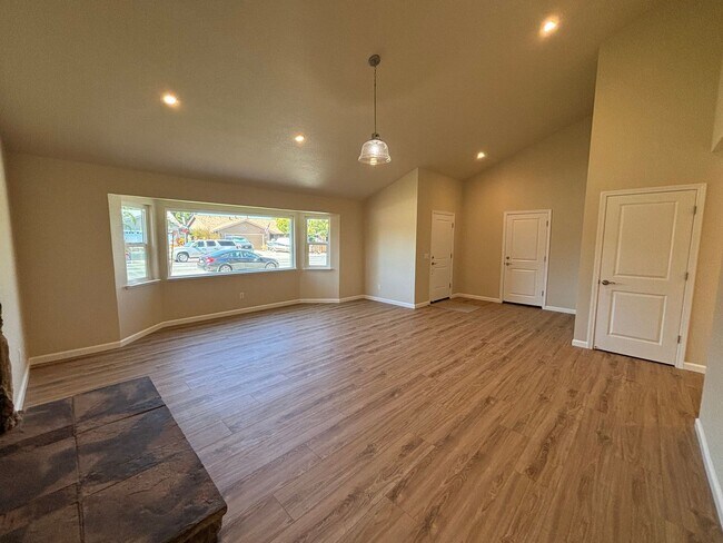 Building Photo - 3 Bedroom, 2 Bathroom Family Home