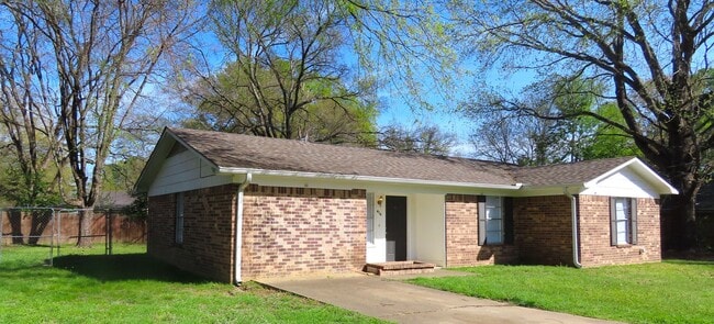Building Photo - Quaint 3 Bedroom, 1 Bathroom Home in Whitehouse, w/ Shed for Storage