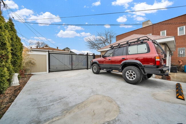 Building Photo - 1226 S 60th Ct