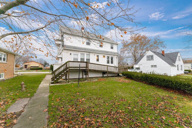 Building Photo - 14517 Blaine Ave