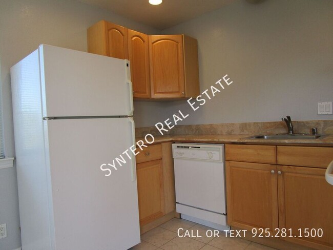 Building Photo - Upstairs 2 Bedroom/1 Bath Apartment with G...